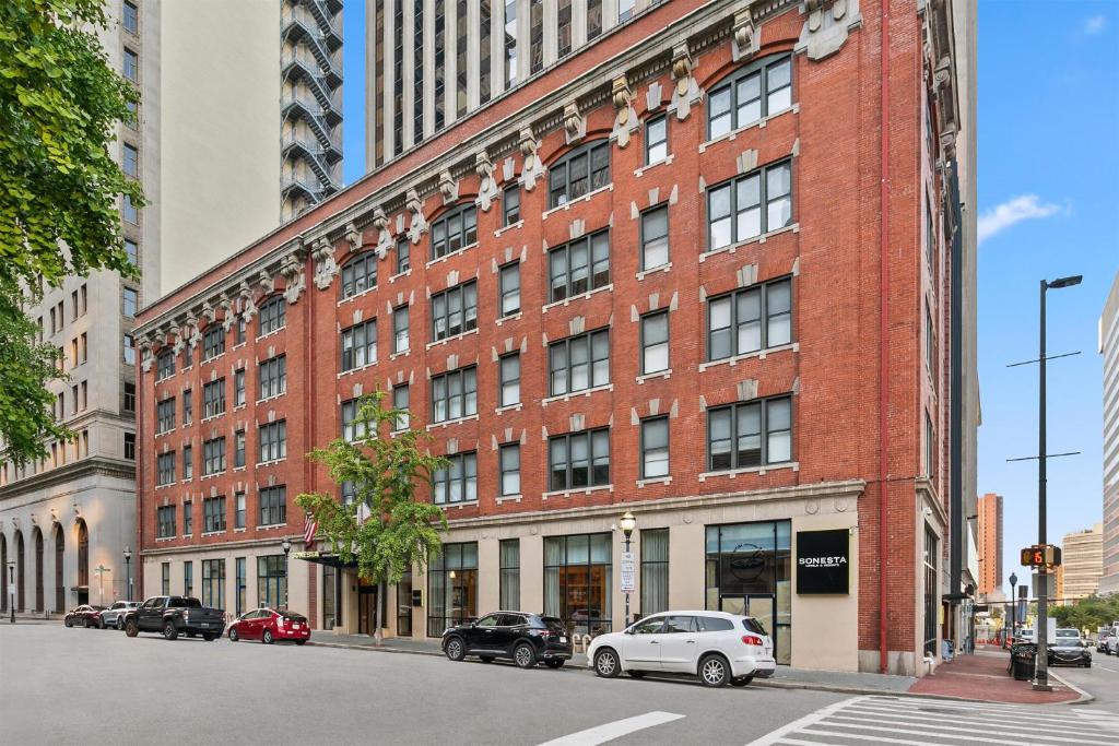 Hotels near the National Salon Suites conference